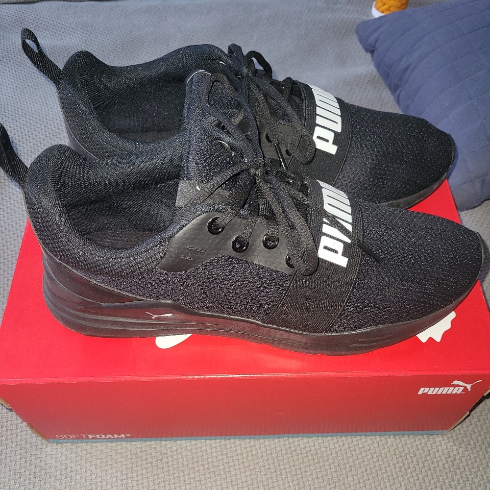 Men's Black Puma sneakers, 10